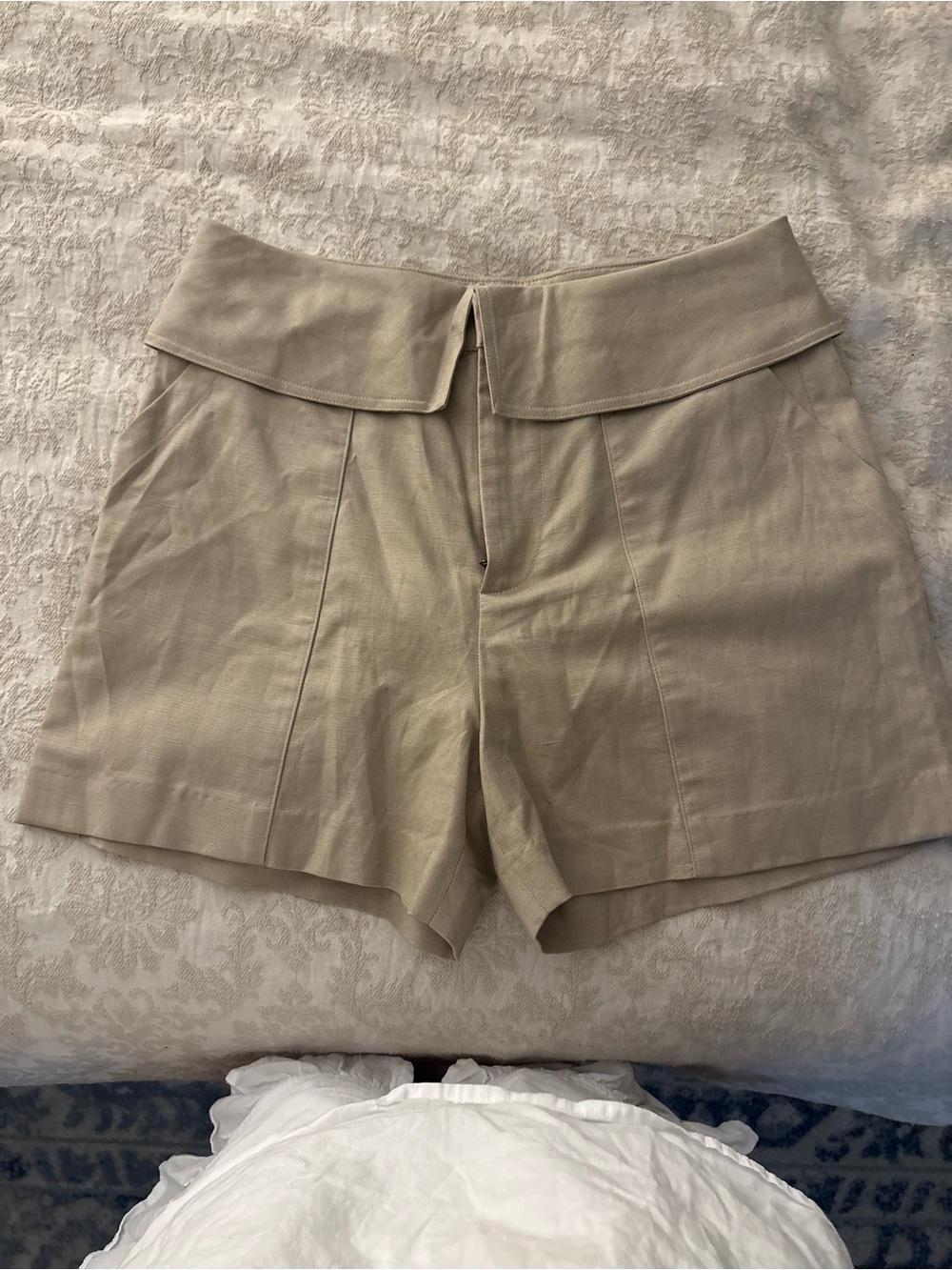 Frame Linen Fold-Over Waist Tan Shorts